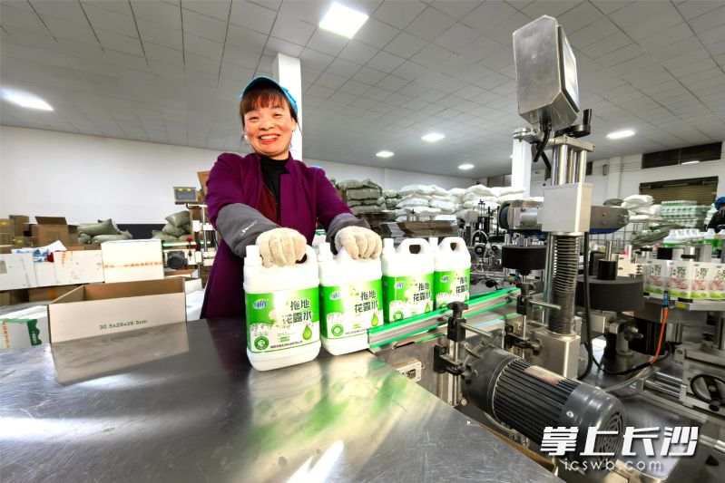 在顶俏生物流水线上忙碌的女工胡力平表示，目前的工作不累，工资也不低，家门口就业让她很满足。