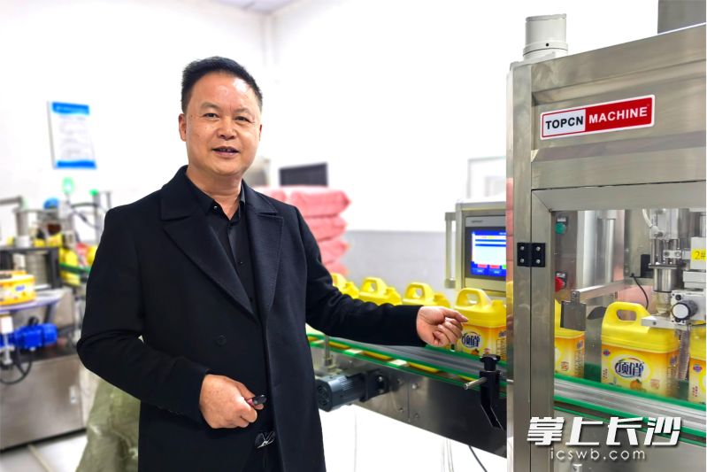 通过研发新产品抢占市场，分享股权形成合力，顶俏生物董事长童仕文“双管齐下”为公司迎来大发展。  均为长沙晚报全媒体记者张禹摄