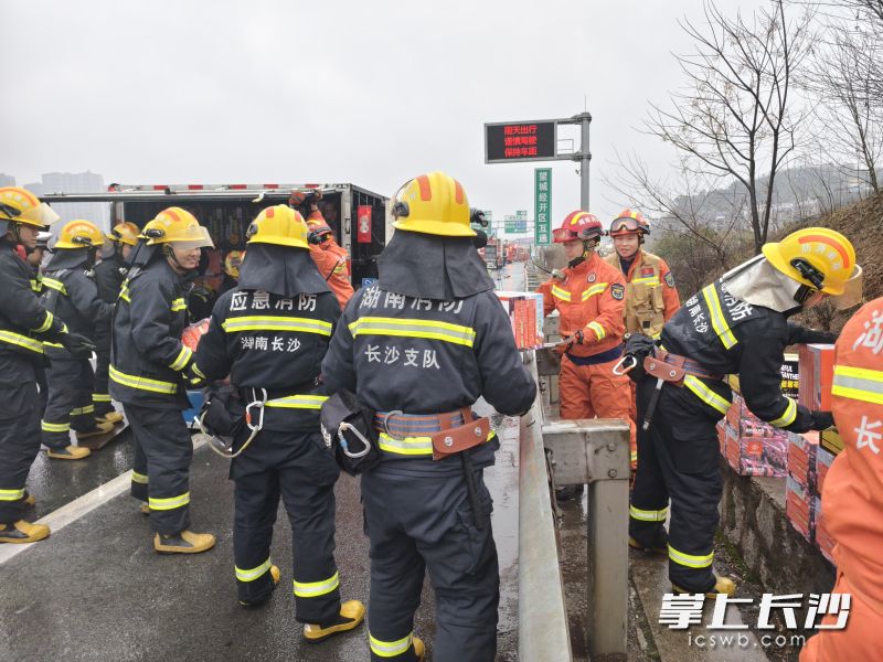 消防救援人员帮助转移烟花。均为长沙晚报通讯员 李智杨 摄