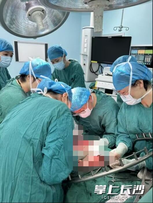 湖南省妇幼保健院妇科、综合外科、麻醉ICU、输血科等多学科专家，联手完成一台高难度晚期卵巢癌肿瘤减灭术。 长沙晚报通讯员 黎晓雪 罗晓梅 供图