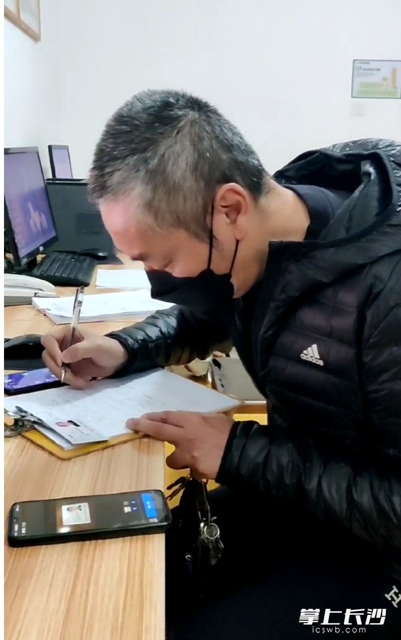胡慧侬的家人在捐献确认表上签字。