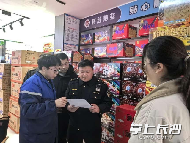 近日，天心区各部门联合开展夜巡执法行动。 长沙晚报通讯员 宋进源供图