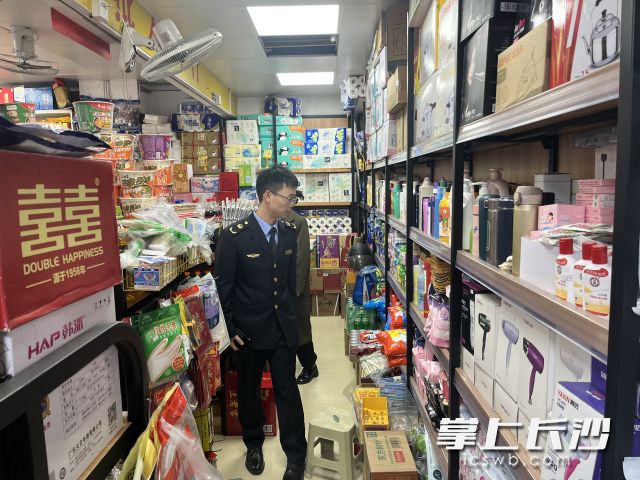 执法人员重点对浏阳河沿线、小区门面商铺等场所进行排查。