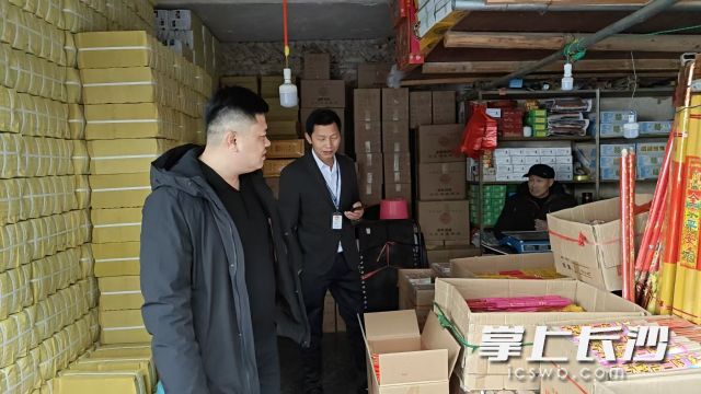 现场查扣非法储存的烟花爆竹，及时消除安全隐患。