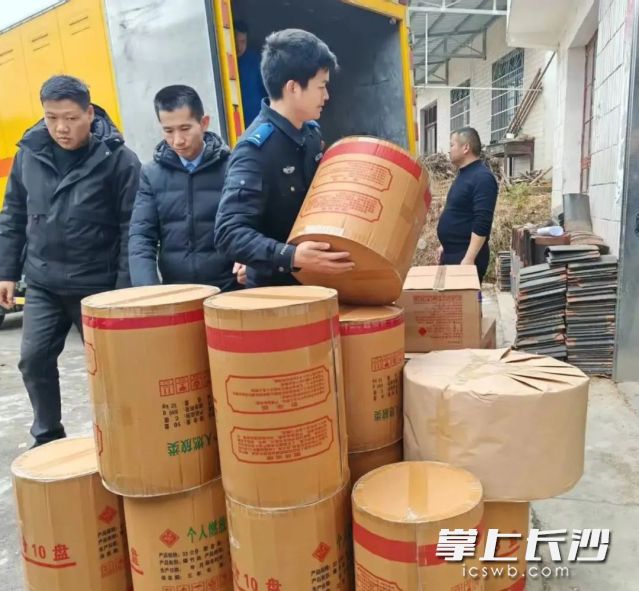 影珠山村新岭组一民房内存在非法储存烟花爆竹情况，专项行动小组迅速查处。 均为通讯员供图