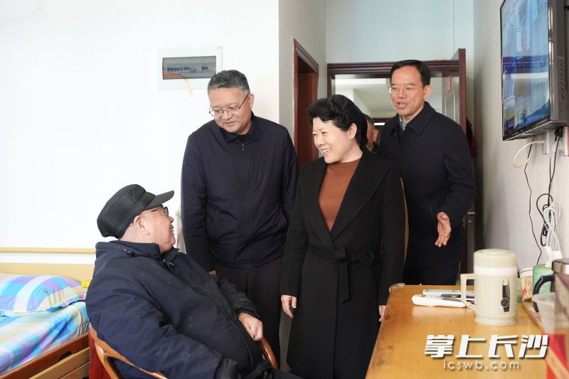 吴桂英向市第一社会福利院的老人送上新春祝福。  以上均为长沙晚报全媒体记者郭雨滴摄