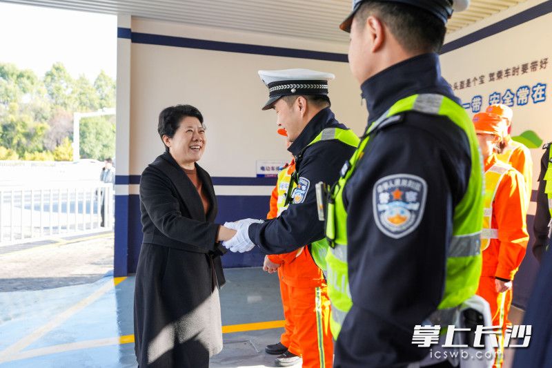 吴桂英向坚守岗位的交警、城管队员、环卫工人致以节日的问候。