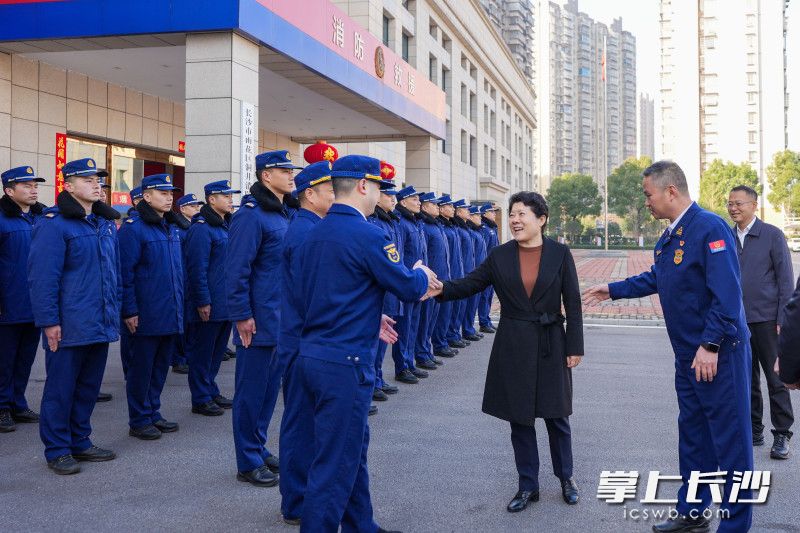 1月27日，省委常委、市委书记吴桂英来到雨花区洞井中心消防救援站，看望慰问一线消防救援人员。