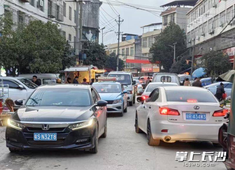 蔡桥乡街区路上来往的车辆大多是广东号牌。