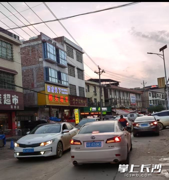 外地号牌车辆随处可见。