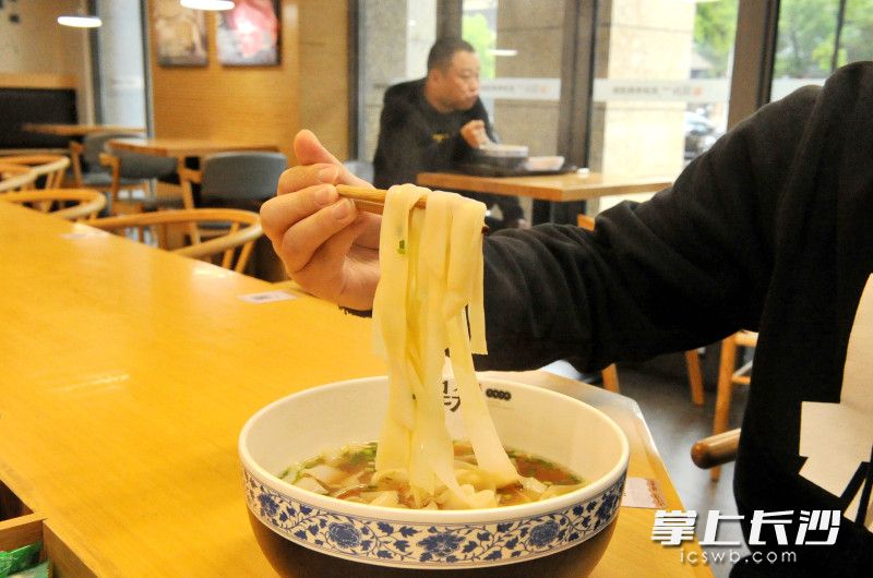 银洲米粉生产的宽米粉深受食客喜爱。