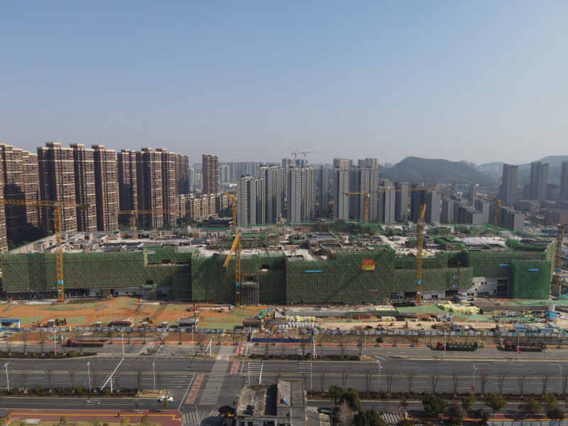 永旺梦乐城湘江新区项目主体结构已封顶，春节期间400余名建设者坚守岗位，全力冲刺6月竣备交付。   均为长沙晚报通讯员 张云 供图