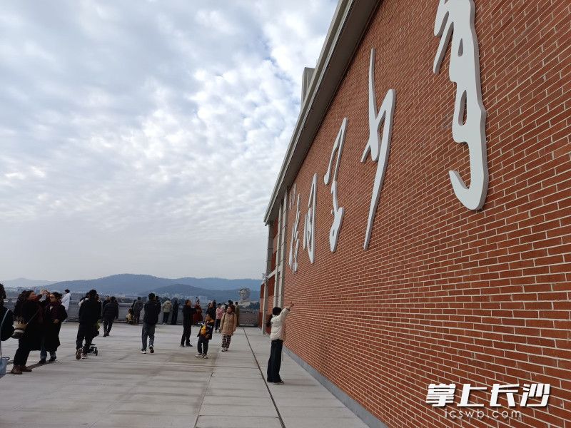 在恰同学少年广场打卡，能一览山水洲城和青年毛泽东艺术雕像。
