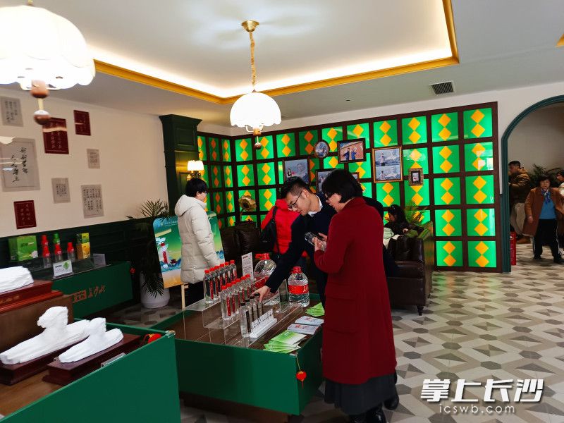 市民朋友在挑选商品。