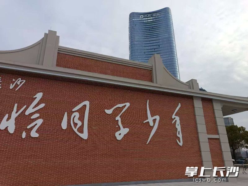 恰同学少年广场就在城市中心区域。
