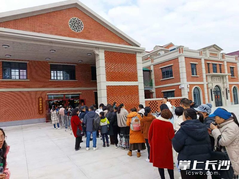 早上9时许，恰同学少年广场游客中心排起了长队。长沙晚报全媒体记者 王斌 摄