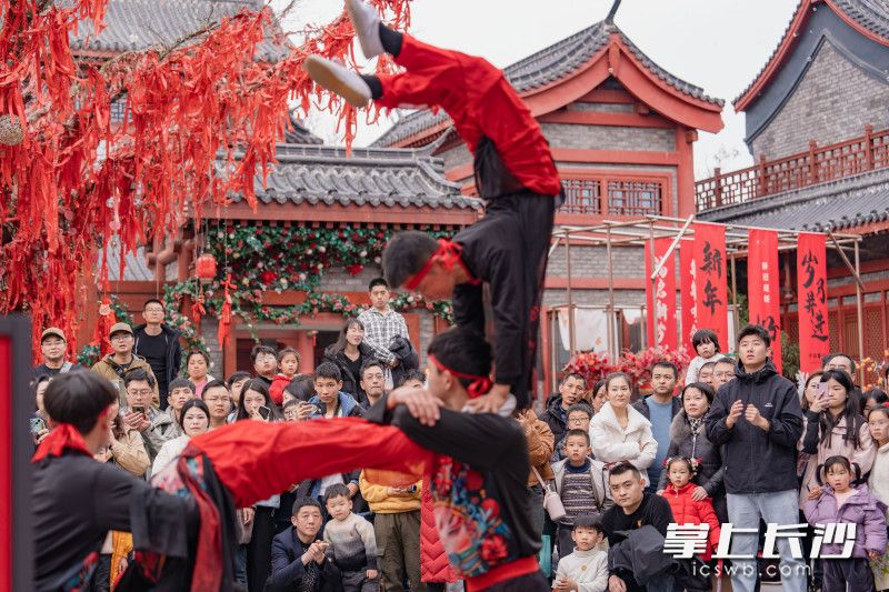 长沙方特东方神画景区张灯结彩，处处洋溢着新年的喜悦和欢乐。 均为通讯员供图