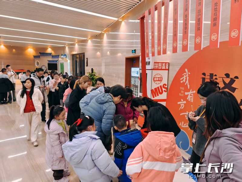 长沙博物馆内,观众积极参与活动。 长沙博物馆内,观众积极参与活动。