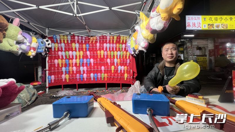 肖佑丰春节期间坚持摆摊。长沙晚报全媒体记者 周辉霞 摄