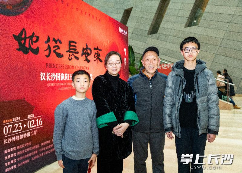 易复刚(左三)带着义乌来的金灿一家三口游长沙博物馆。 长沙晚报全媒体记者 董阳 摄 易复刚(左三)带着义乌来的金灿一家三口游长沙博物馆。 长沙晚报全媒体记者 董阳 摄