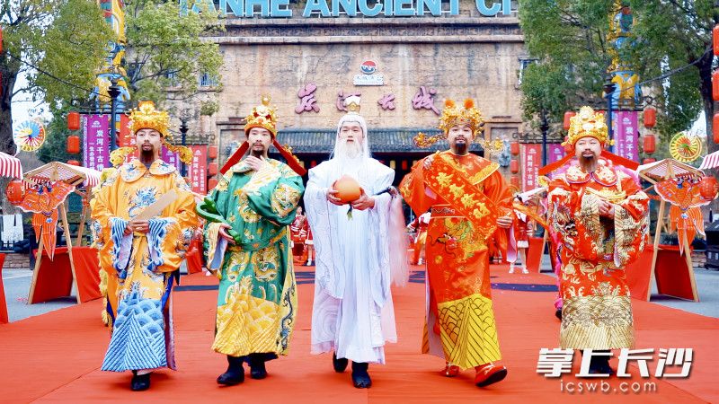 炭河古城，财神给游客送福。均为各景区供图