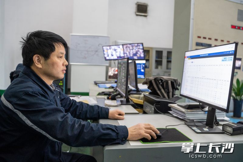 除夕和正月初一，蔡国民在控制室值凌晨1点到早晨8点的班。均为长沙晚报全媒体记者 刘晓敏 摄