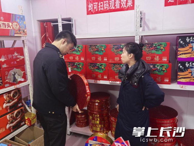 深入烟花零售门店开展安全大检查。均为长沙晚报通讯员供图 深入烟花零售门店开展安全大检查。均为长沙晚报通讯员供图