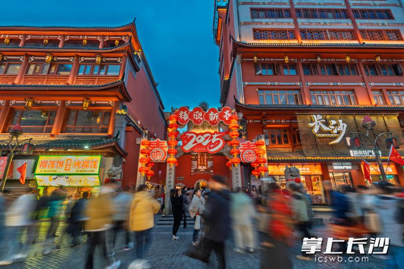 坡子街老街沿线游客摩肩接踵，热闹非凡。