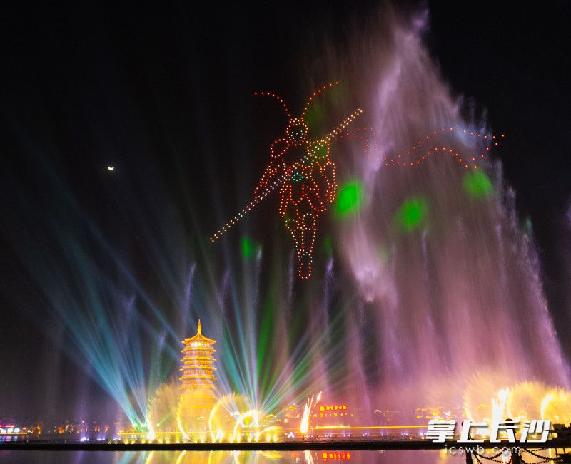 齐天大圣脚踏五彩祥云，盛世焰火点亮夜空。