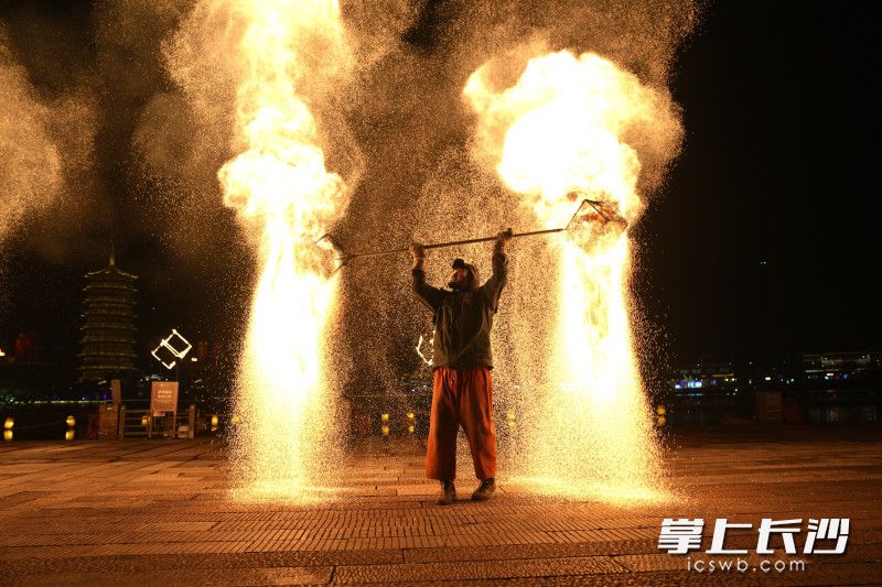 火壶表演。