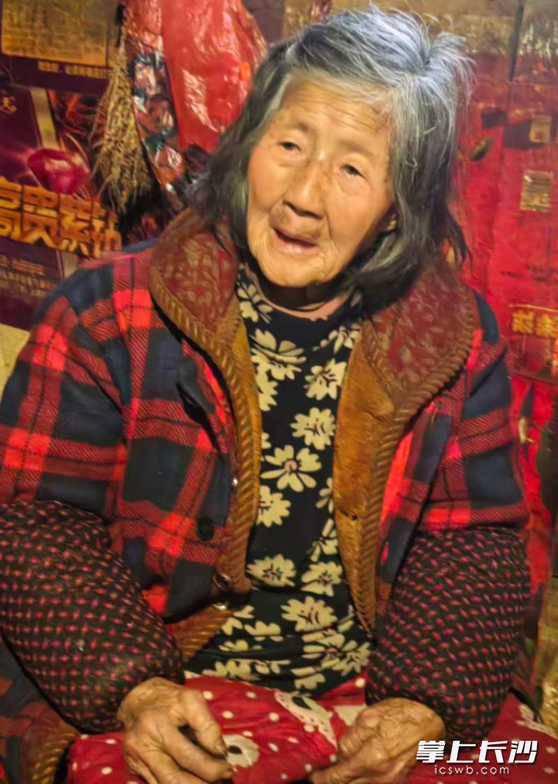 95岁高龄的奶奶耳聪目明、精神矍铄，依然生活自理。