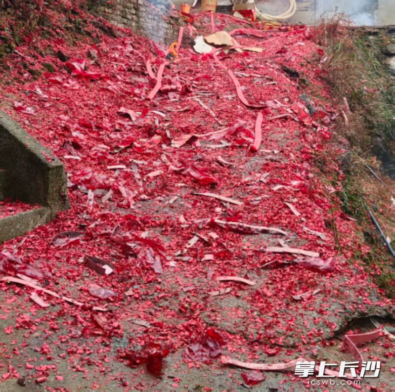 初一奶奶家门前大堆的鞭炮纸屑。均为长沙晚报全媒体记者 肖舞 摄