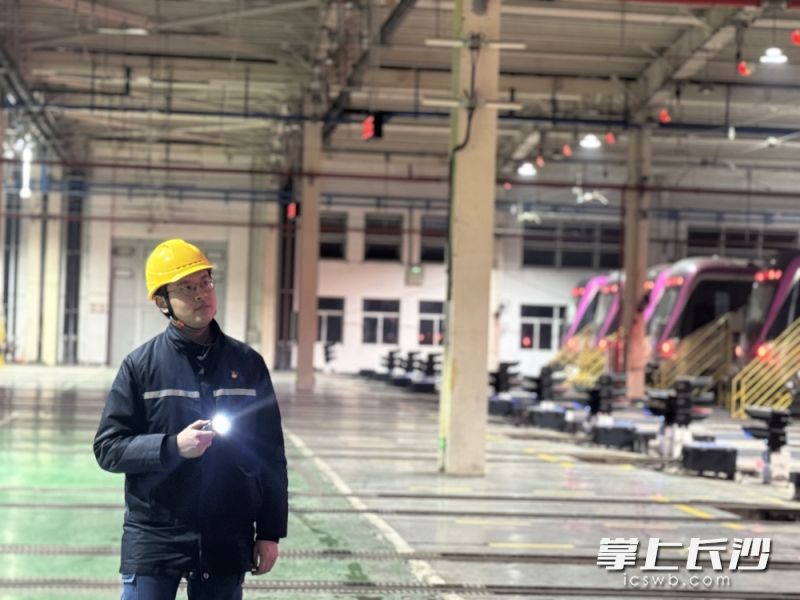 除夕夜，长沙地铁检修部4号线轮值二工班车辆检修工刘江开启了地铁“守岁”。