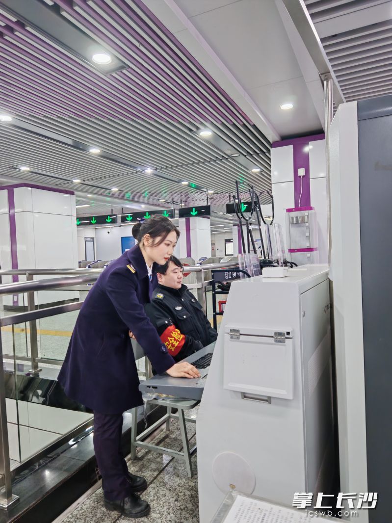今年春节假期，地铁2号线溁湾镇站压力不小。值班站长陈慧珍坚守一线，守护广大乘客出行。 均为受访者 供图