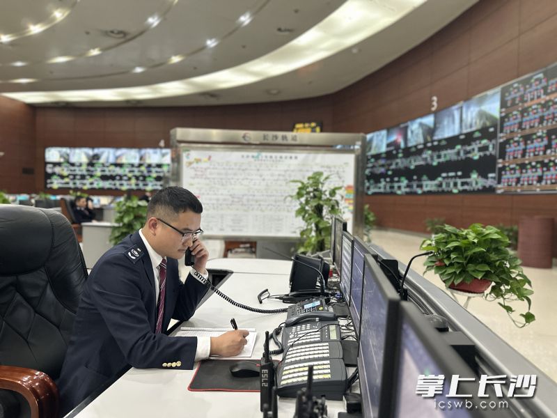 龚文是一名出色的地铁行车“指挥家”，春节假期在幕后为乘客提供优质服务。