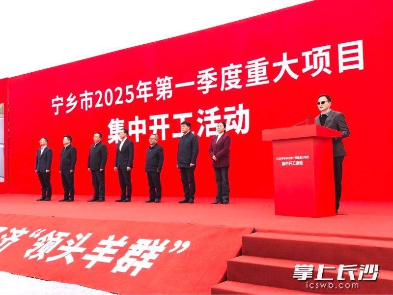 在新锋科技总部及智能制造基地项目开工现场，湖南新锋科技有限公司董事长魏秋平（右一）激情洋溢地介绍项目前景。 长沙晚报全媒体记者 张禹 摄