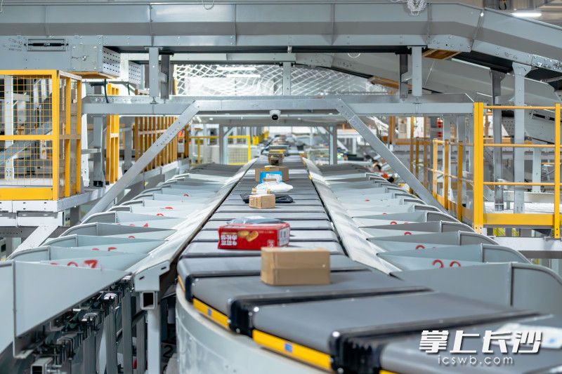 物流园内的自动化设备。 物流园内的自动化设备。