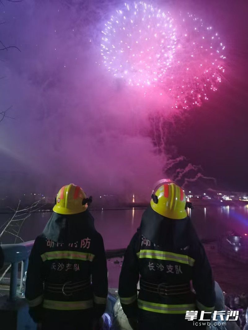 每一次绚烂的焰火背后，都有“火焰蓝”的默默坚守。 均为长沙晚报通讯员 寻艳 供图