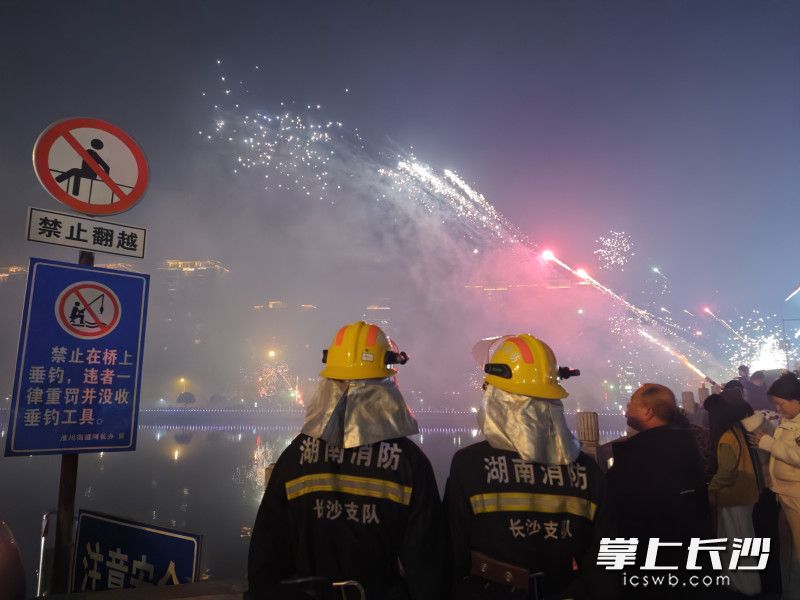 市民燃放烟花，消防员默默守护平安。