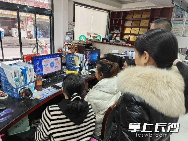 课上为企业职工提供了防范 “假期综合症”的实用建议，帮助职工迅速调整状态投入工作中。