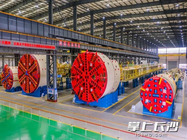 铁建重工掘进机生产车间内大小掘进机蓄势待发。 均为受访单位供图