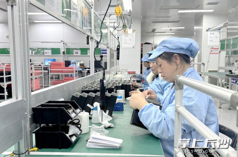 硕博电子控制器未交付订单超3000台,显示屏订单也较为饱满,交期已排至下个月。 均为通讯员供图 硕博电子控制器未交付订单超3000台,显示屏订单也较为饱满,交期已排至下个月。 均为通讯员供图