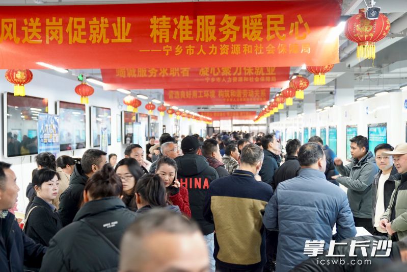 宁乡市举行2025年首场“春风行动”大型招聘会，现场提供万余个就业岗位，并同步开展线上直播带岗活动。均为长沙晚报全媒体记者张禹、通讯员段华良摄