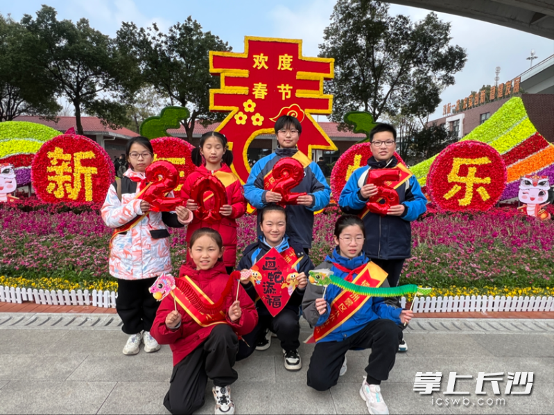一群小小讲解员在橘子洲景区为游客进行志愿服务，为这传统佳节增添了一抹别样的青春亮色。 均为通讯员供图