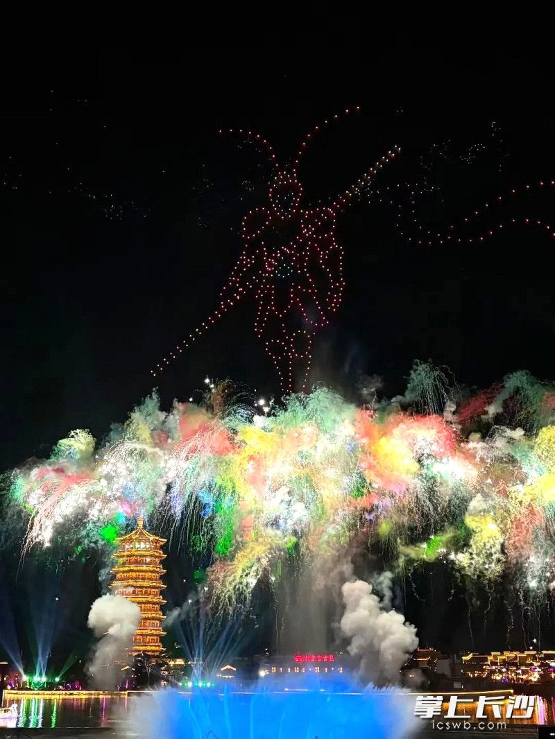 齐天大圣脚踏七彩祥云而来。 齐天大圣脚踏七彩祥云而来。