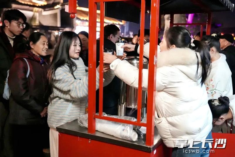 为游客免费提供姜茶热饮。 为游客免费提供姜茶热饮。