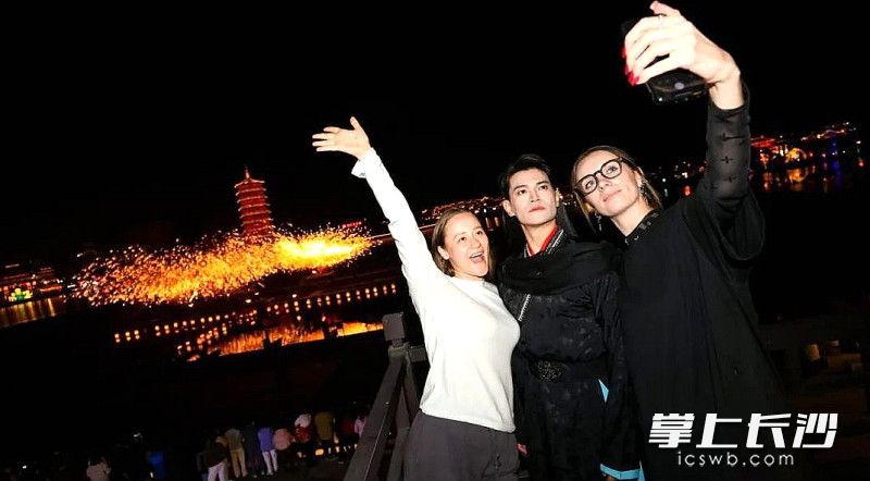 国外游客在铜官窑拍照打卡。 国外游客在铜官窑拍照打卡。