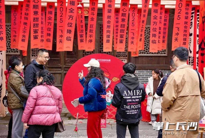游客乐享新年的美好。 游客乐享新年的美好。