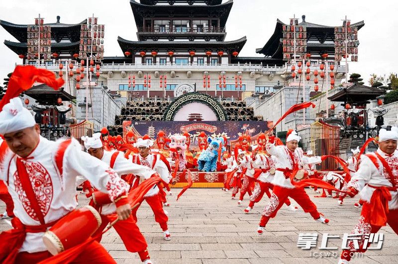 安塞腰鼓打出欢乐喜庆。 安塞腰鼓打出欢乐喜庆。