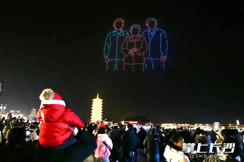 无人机飞出阖家团圆。 无人机飞出阖家团圆。